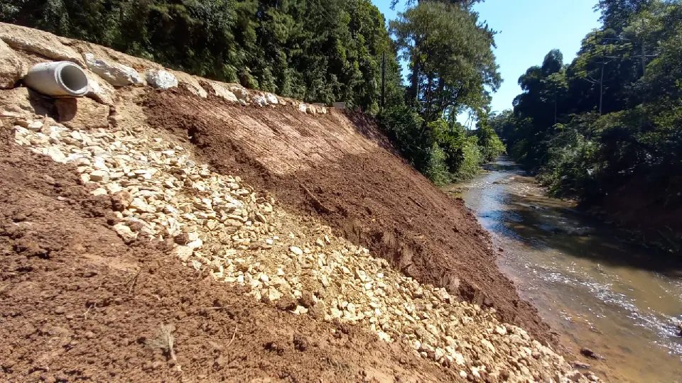 Secretaria de Obras conclui obra de enrocamento na Travessa Lagoa Dourada