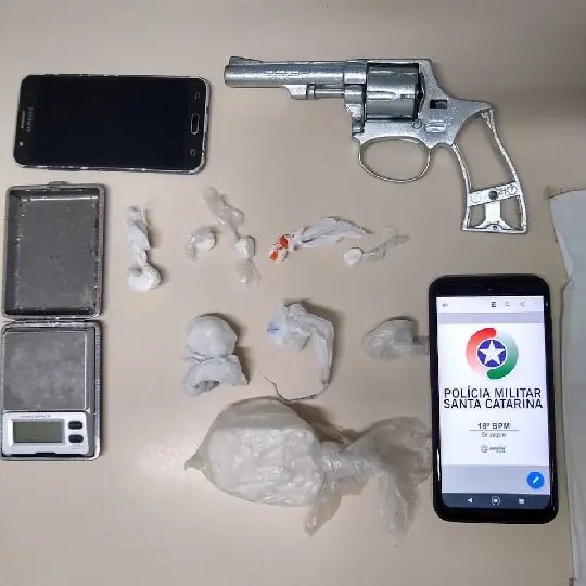 Coca&iacute;na, rev&oacute;lver e um preso por tr&aacute;fico de drogas
