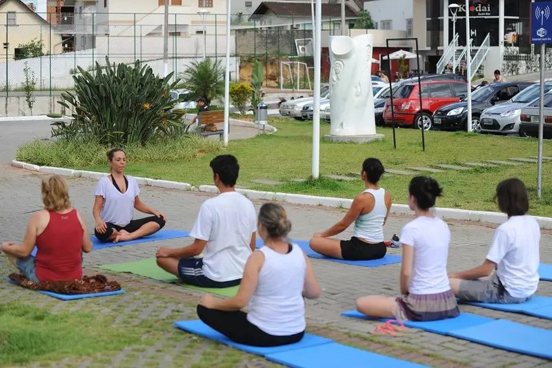 Domingo terá Yoga na praça Sesquicentenário