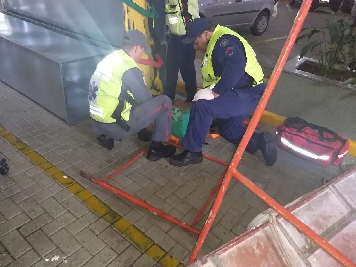 Jovem se fere após queda de andaime que desmontou