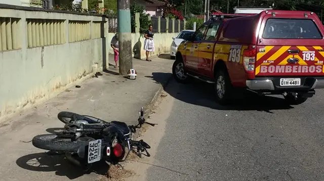 Ap&oacute;s colis&atilde;o contra poste motociclista fica em estado grave