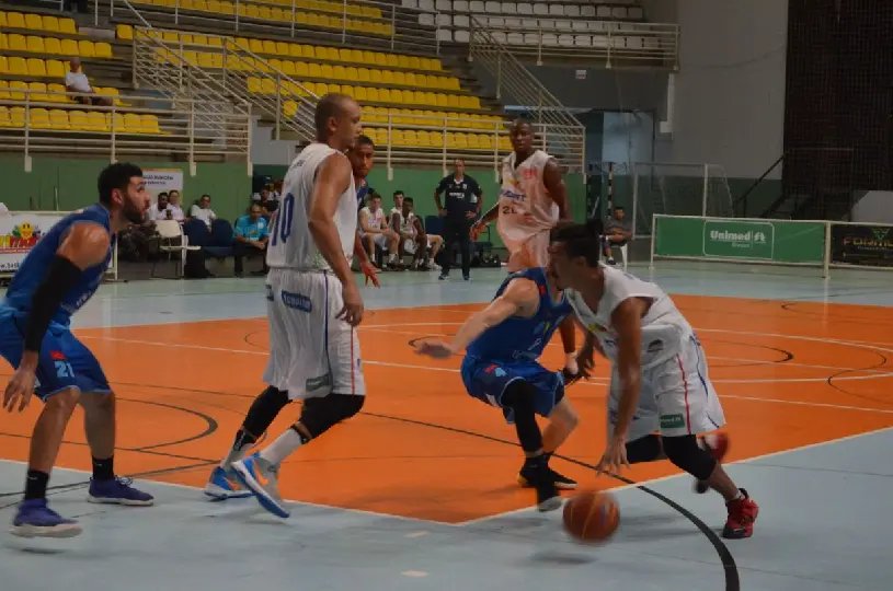 AD Brusque sofre apagão e toma virada na Liga Ouro
