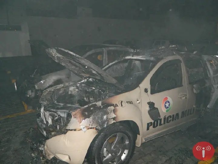 Viatura da PM e outro veículo são incendiados