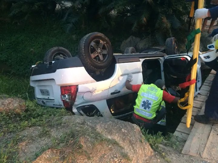 Veículo cai no ribeirão em Brusque