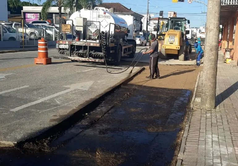 Obras nos bairros continuam durante final de semana