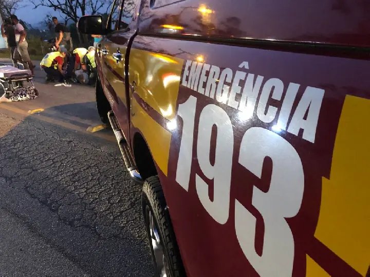 Homem fica ferido em acidente entre carro e moto, na Rua do Cedro
