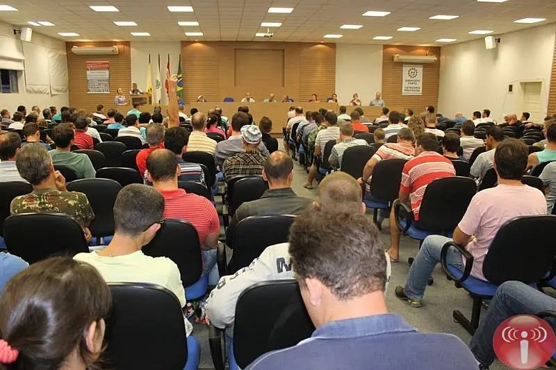 Funcionários negociam pagamento de salários atrasados