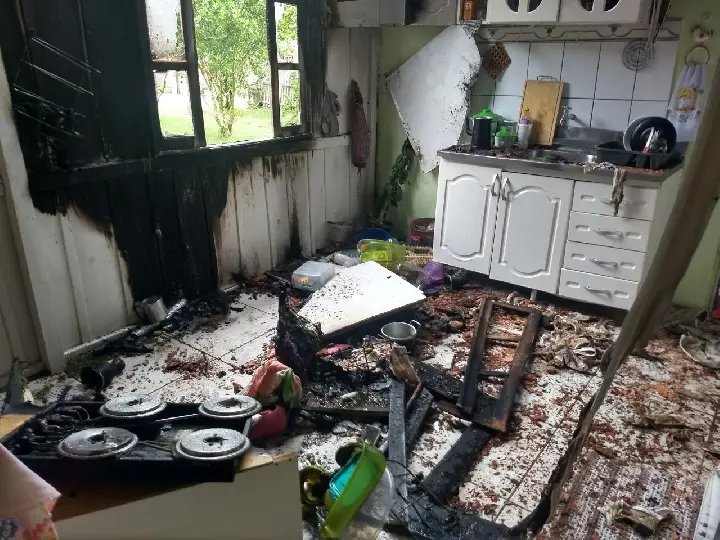 Casa pega fogo no Cedro Alto após vazamento de botijão