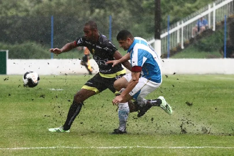 Empate molhado entre Avaí e Brusque