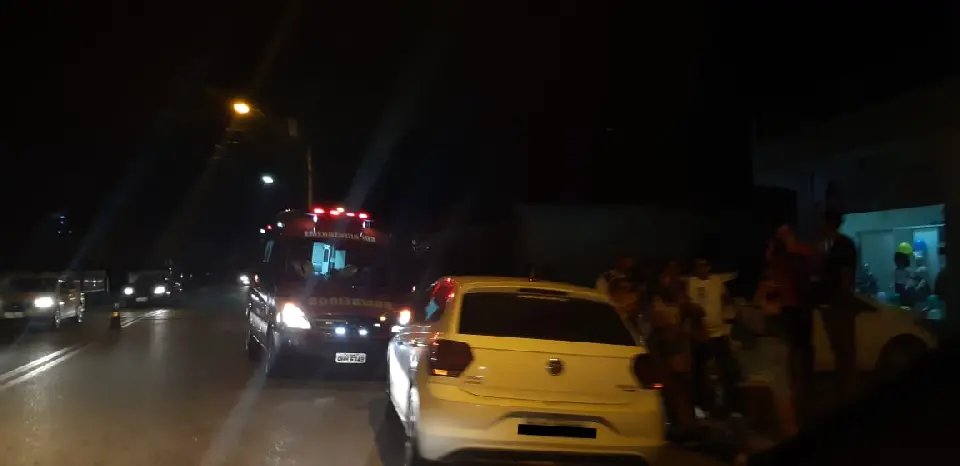 Jovem v&iacute;tima de atropelamento &eacute; levada ao hospital 