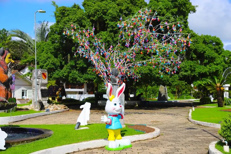 Pra&ccedil;a Theodoro Debatin recebe decora&ccedil;&atilde;o de P&aacute;scoa
