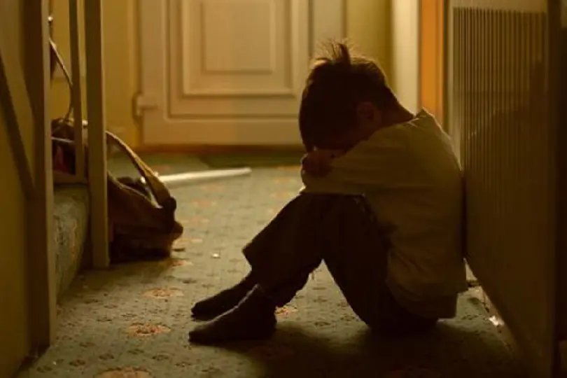 Crian&ccedil;a de 4 anos foge de casa para n&atilde;o apanhar