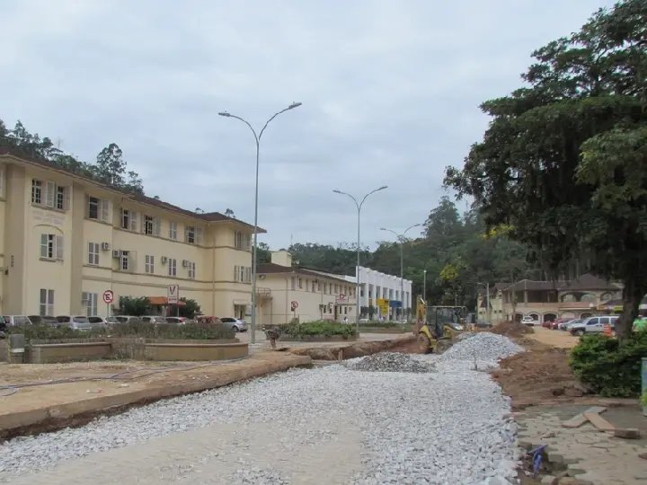 Empresa inicia preparação para pavimentação em frente ao Seminário de Azambuja