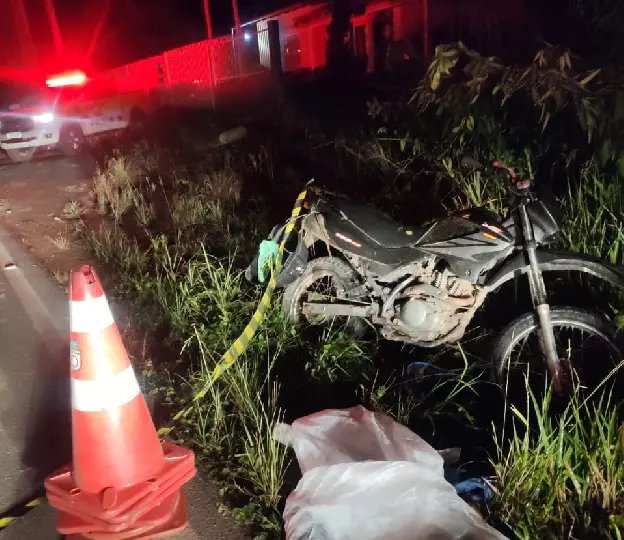 Motociclista atropela cavalo e morre, em Navegantes