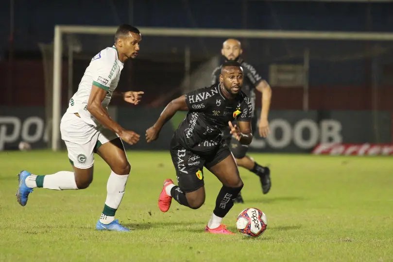 Brusque cria chances, vai melhor, mas acaba derrotado pelo Goi&aacute;s