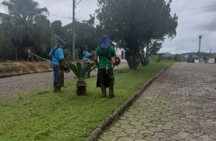 Secretaria de Obras realiza ro&ccedil;ada das margens de ruas e cal&ccedil;adas