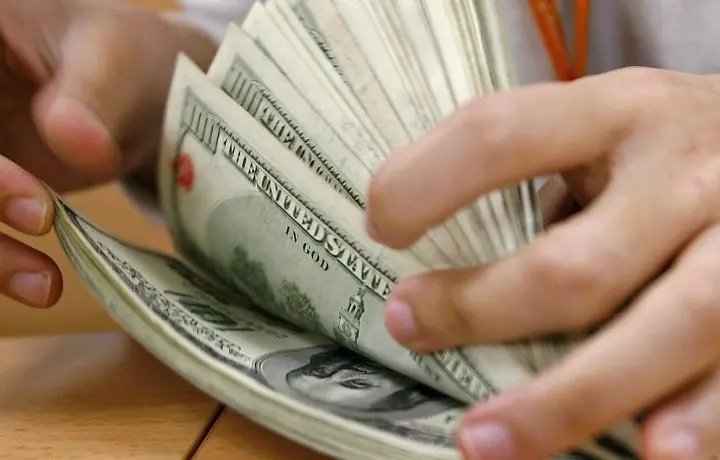 Dólar sobe e fecha acima de R$ 2,40