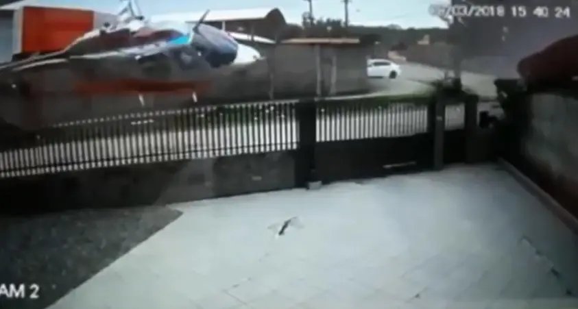 Câmera flagra queda de helicóptero em Joinville