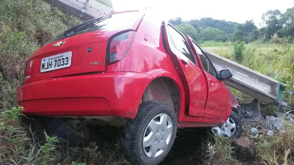 Motorista perde controle e bate em poste