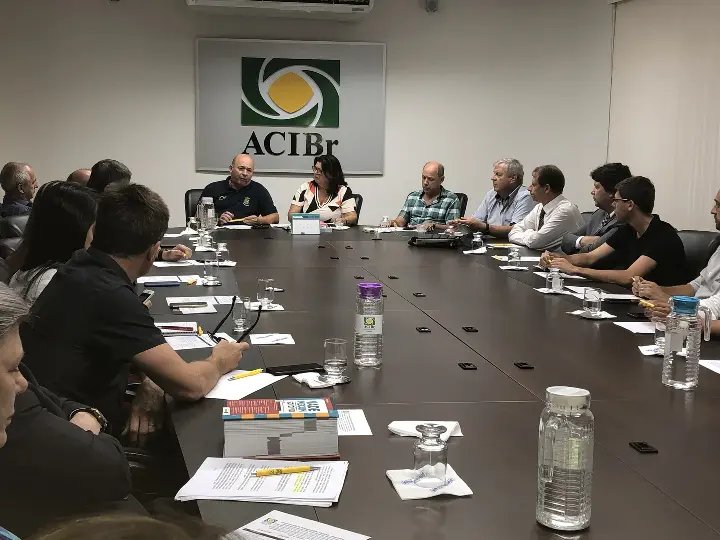 ACIBr discute desenvolvimento da cidade com vice-prefeito e convidados