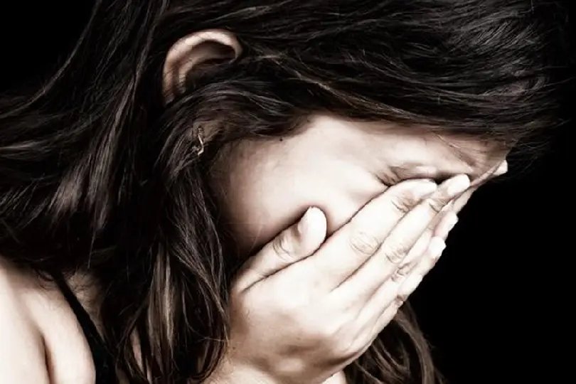 M&atilde;e tortura, queima e amarra filho de 6 anos