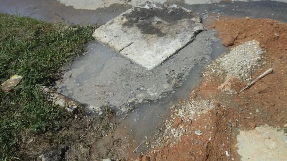 Mau cheiro e esgoto a céu aberto no Cedrinho preocupa moradores