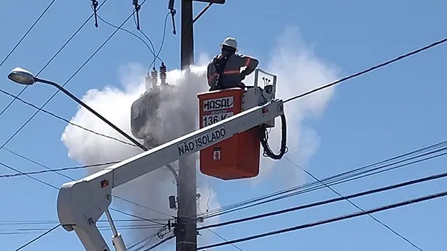 Transformador pega fogo no bairro S&atilde;o Pedro
