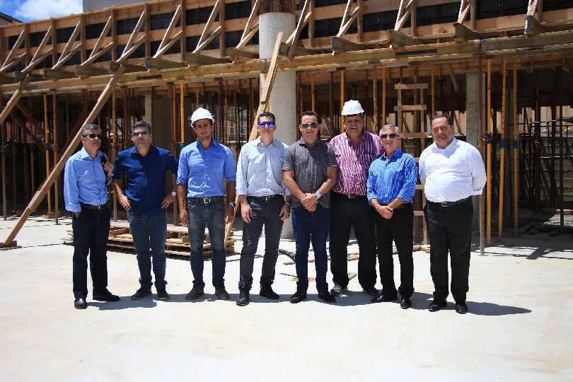 Reitor da UNIFEBE visita obra do Centro de Inovação de Brusque