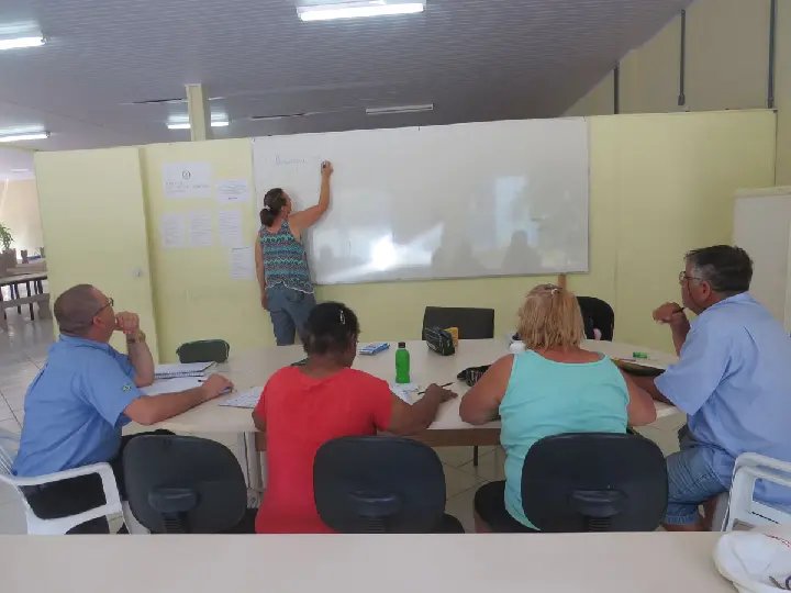 Aulas de alfabetização são ministradas na Secretaria de Obras
