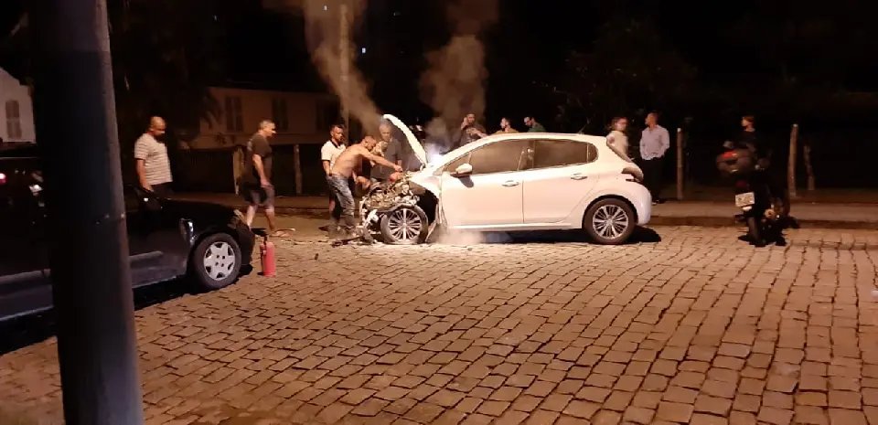 V&iacute;deo: Populares combatem inc&ecirc;ndio em ve&iacute;culo ap&oacute;s acidente