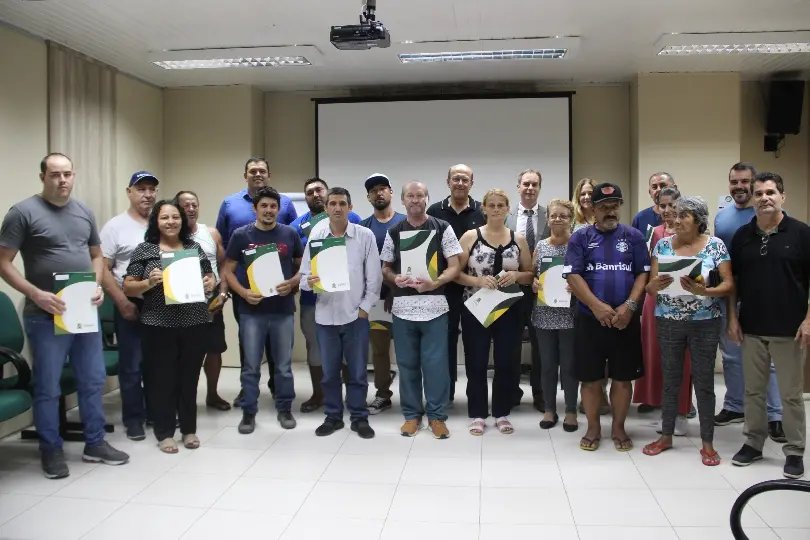 Programa Lar Legal concede t&iacute;tulo de propriedade a 24 fam&iacute;lias de Brusque