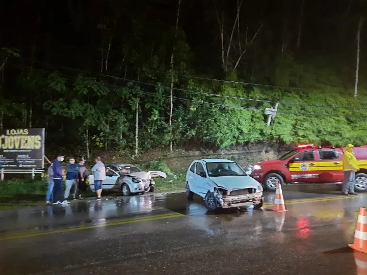 Colis&atilde;o entre dois ve&iacute;culos deixa uma pessoa ferida