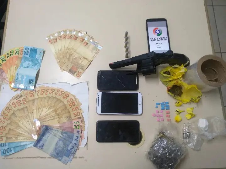 Dupla &eacute; presa por tr&aacute;fico de drogas em Brusque