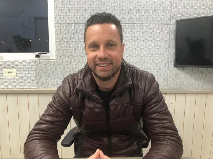 &ldquo;Devemos trazer de tr&ecirc;s a cinco atletas at&eacute; o prazo final&rdquo;, afirma diretor de futebol