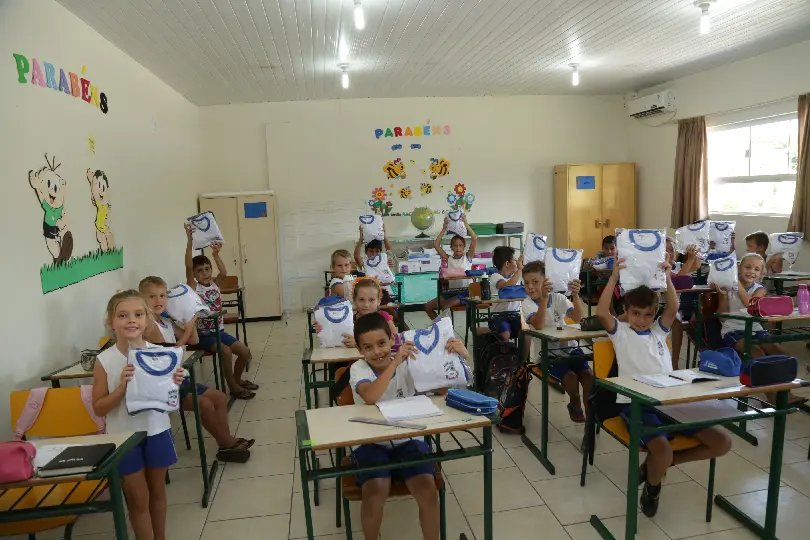 Prefeitura de Guabiruba entrega novos uniformes aos estudantes