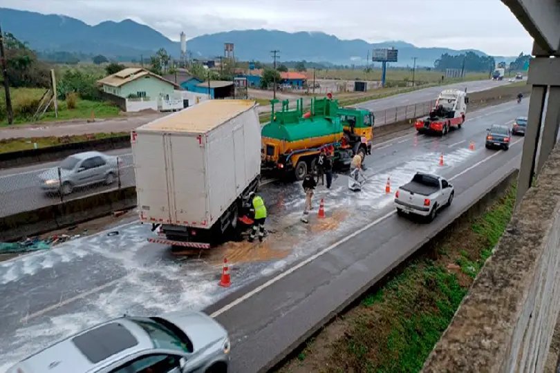 Acidente na BR-101 provoca congestionamento de 6km 