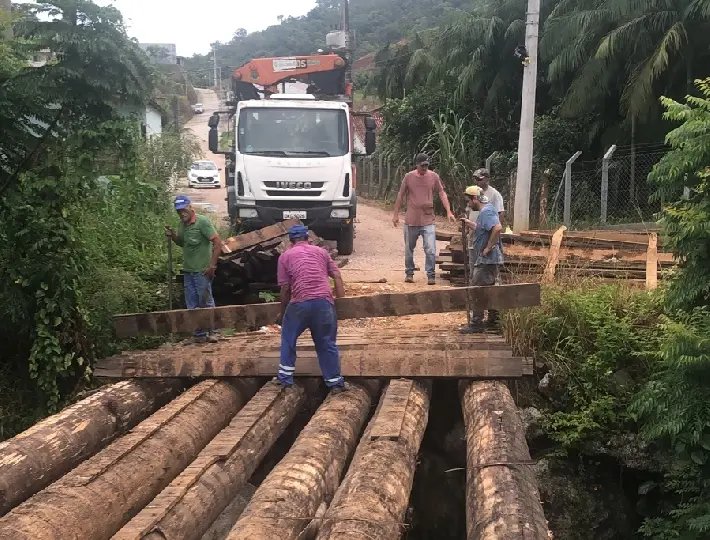 Cabeceiras da ponte na rua Ernesto Schroeder recebem manuten&ccedil;&atilde;o
