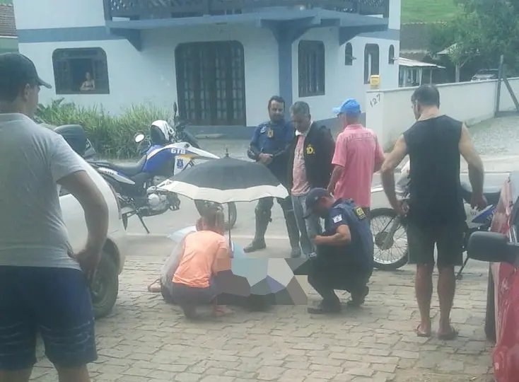 Acidente entre moto e carro fere mulher no Dom Joaquim