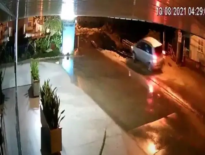 (V&Iacute;DEO) Veja o momento em que o carro despencou no rio esta madrugada