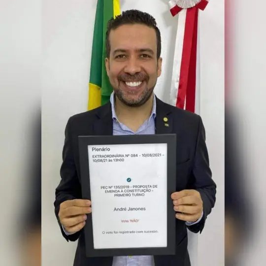 Deputado imprime voto para mostrar que foi contra o voto impresso