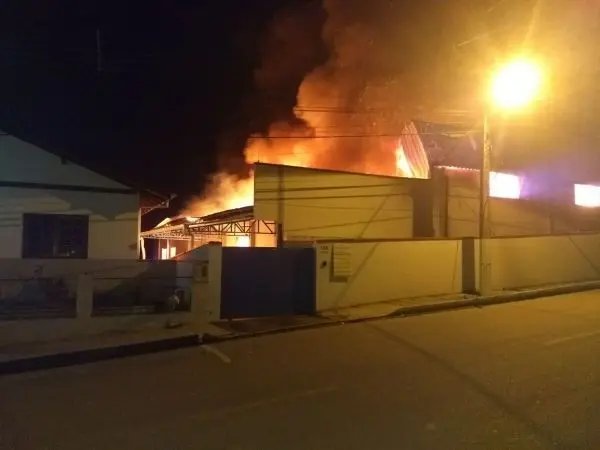 Fábrica de calçados é destruída por incêndio na madrugada