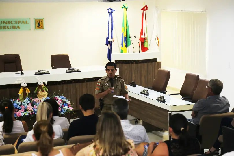Reunião sobre visita escolar enfatiza importância do policiamento