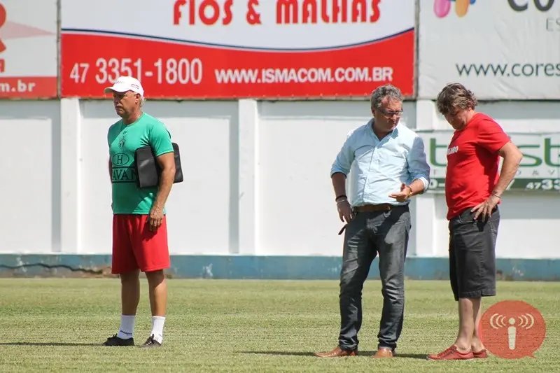 Diretoria admite trazer mais dois atletas
