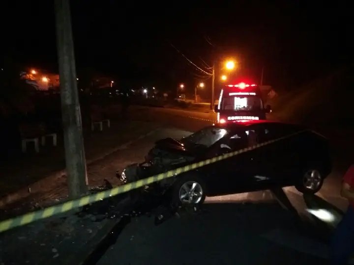 Mulher fica ferida ao bater carro contra poste