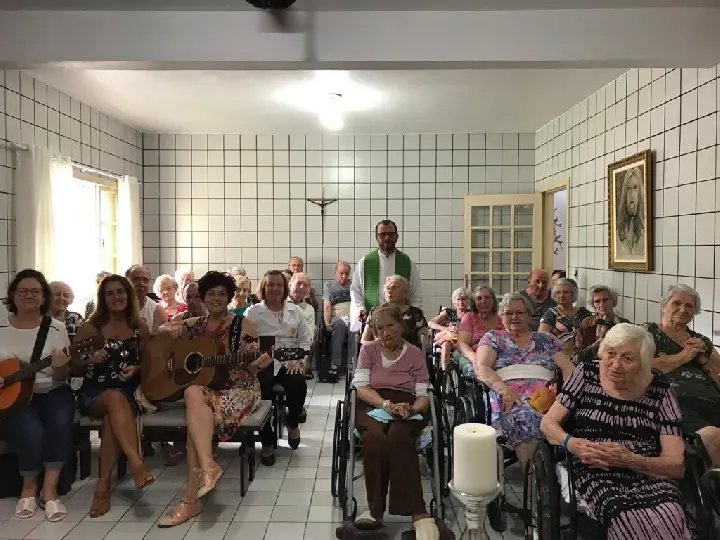 P&aacute;roco de Azambuja celebra missa no Lar dos Idosos.