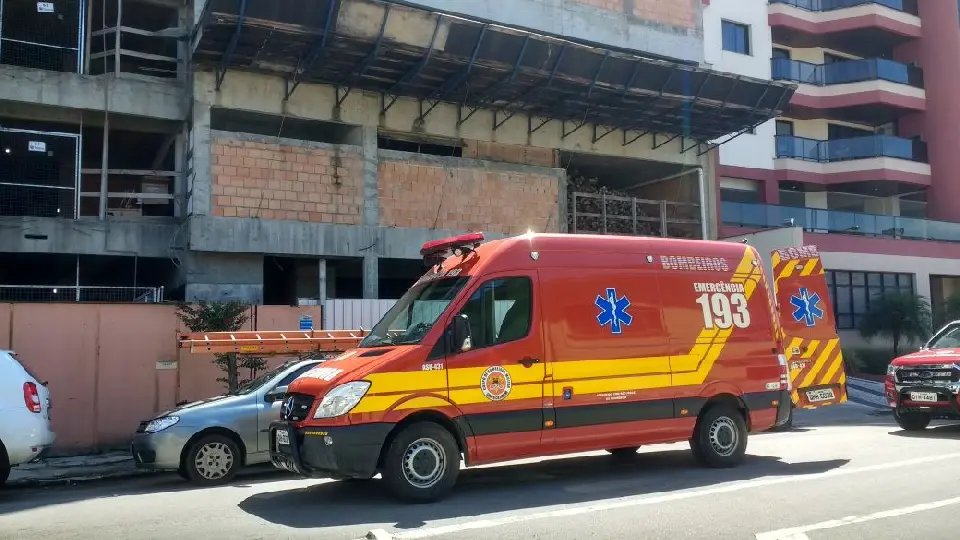 Homem sofre queda de 18 metros em obra