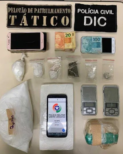 Homem &eacute; preso por tr&aacute;fico de drogas no bairro Cedro Alto