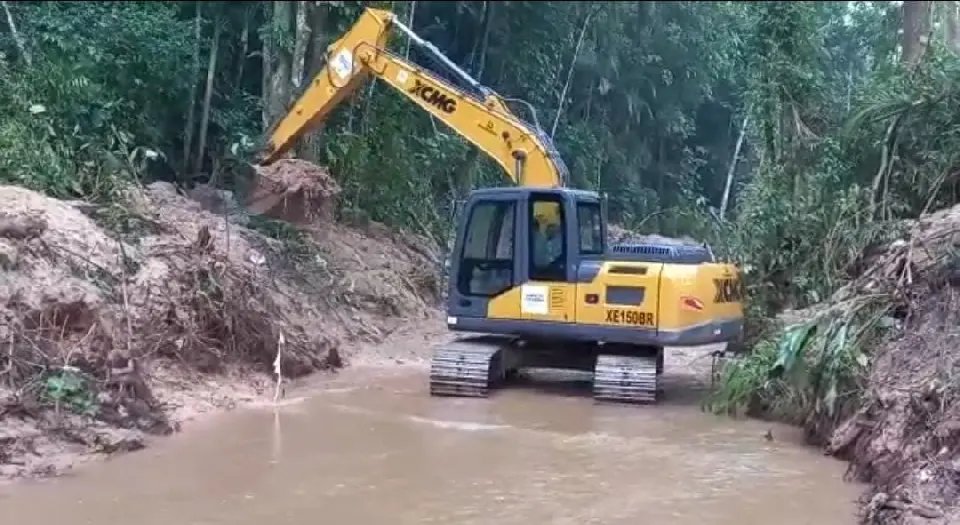 Secretaria de Obras trabalha periodicamente na limpeza de valas