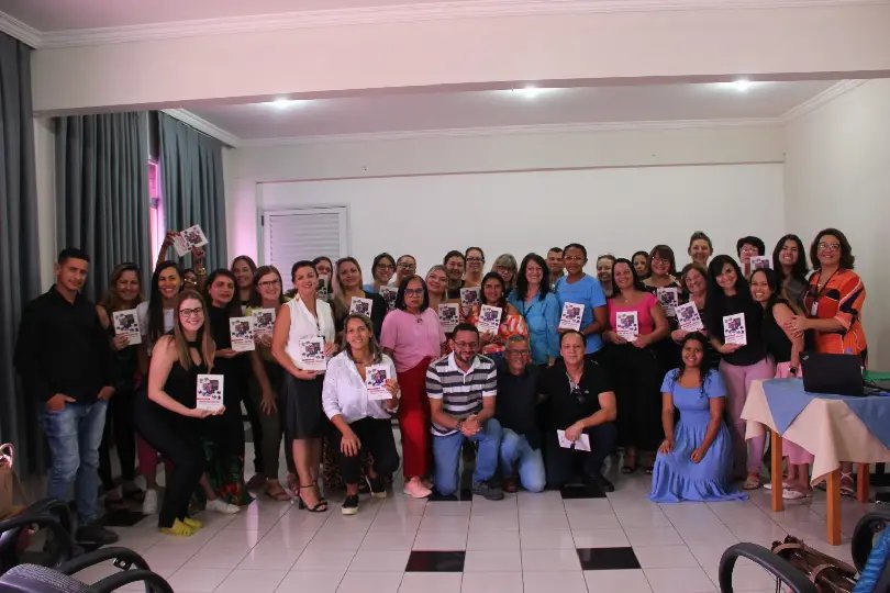 Professor de Brusque apresenta livro e relata experi&ecirc;ncia com filho autista