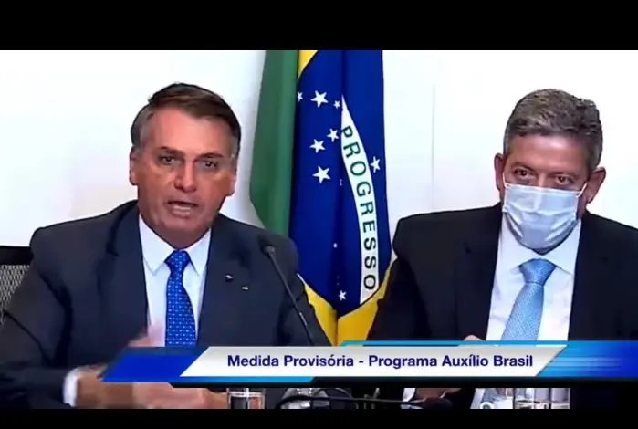 (V&Iacute;DEO) Bolsonaro anuncia aumento de 50% no Bolsa Fam&iacute;lia e mudan&ccedil;a no nome do programa
